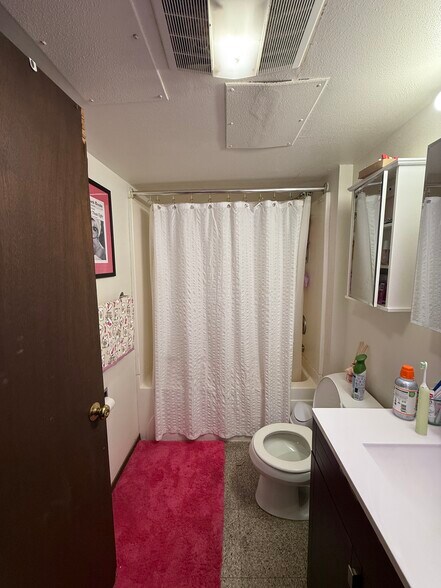 Building Photo - 612 Howard Plz