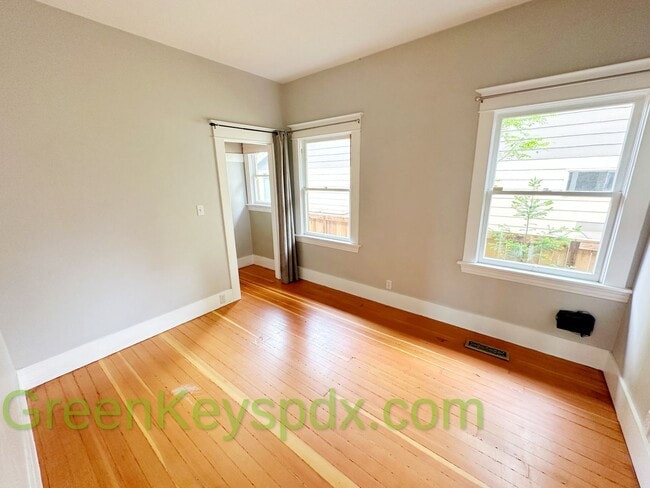 Building Photo - 3-bedroom, 2.5-bathroom Craftsman house in...