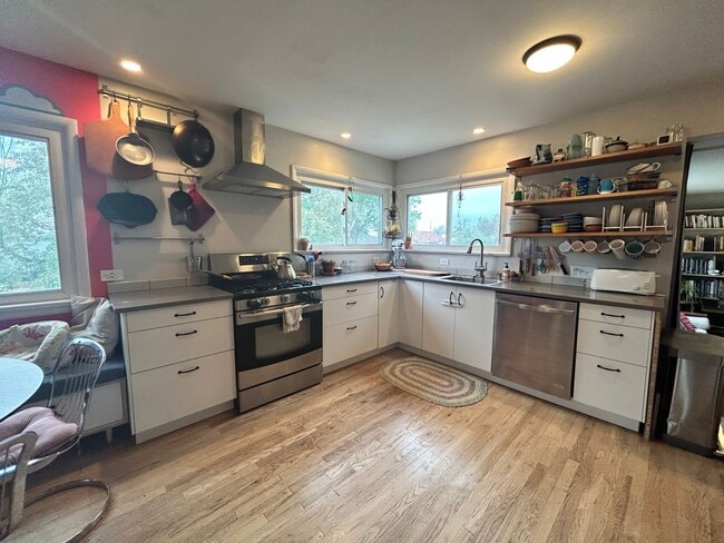Building Photo - $0 DEPOSIT OPTION. Quaint 2 Bed, 1 Bath Ra...