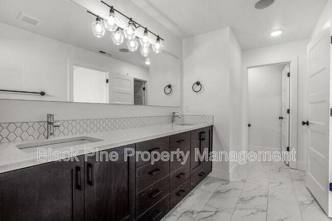 Building Photo - 2167 Klemmer Ave N