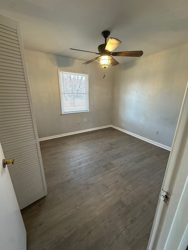 Building Photo - 3304 Southgate Dr