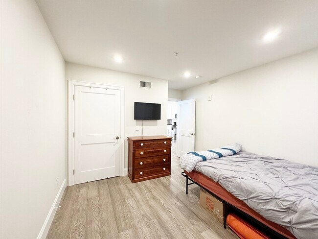 Building Photo - 5R Trenton St