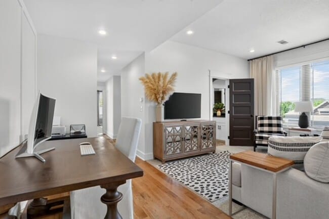 Building Photo - Luxury 5 Bed | 4.5 Bath Home | Flexible Leasing Options: 3+ Month & Long-Term Lease Options | Ful...