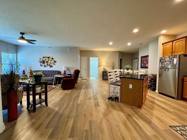 Building Photo - Beautiful Condo!