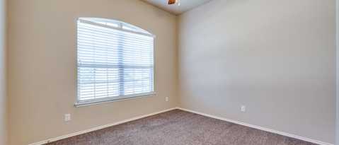Building Photo - 2025 Lake Vista Dr