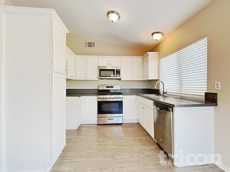 Building Photo - 105 S Lamarr St