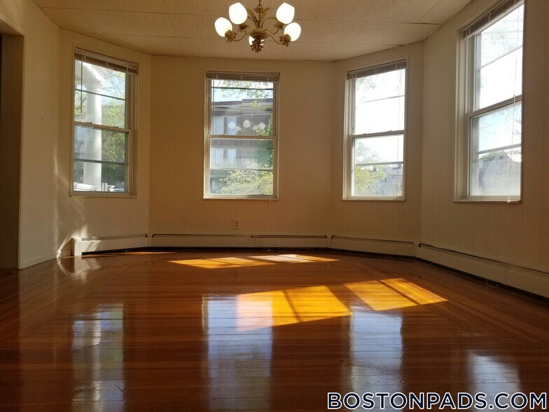 Building Photo - 158 Holland St