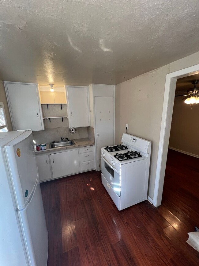 Building Photo - 1 Bedroom Back House - Utilities Included!