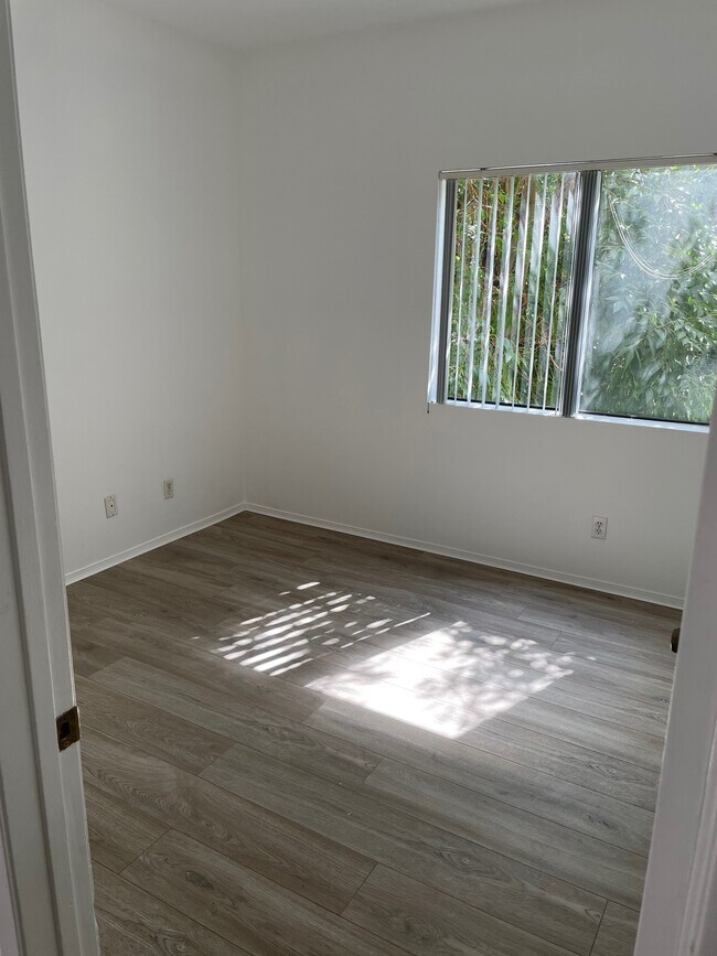 Building Photo - 11247 La Maida St