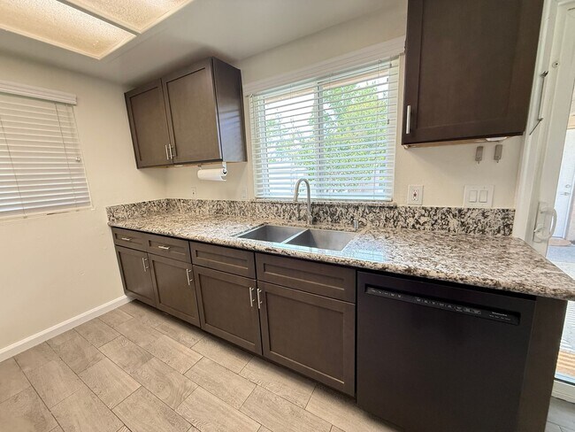 Building Photo - Charming 2 Bedroom Condo for Rent in Newhall!