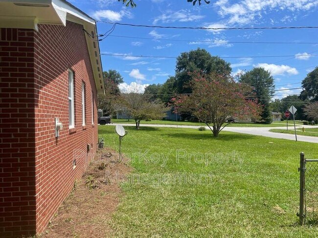 Building Photo - 246 Pinetree Cir