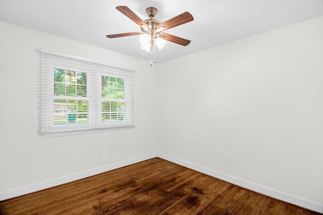 Building Photo - Beautiful 3 bedroom 2 1/2 bathroom Home with a Fenced-in Backyard in Winston!