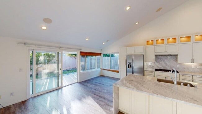 Building Photo - Spacious and beautifully updated 4 bedroom home available for long or short term lease.