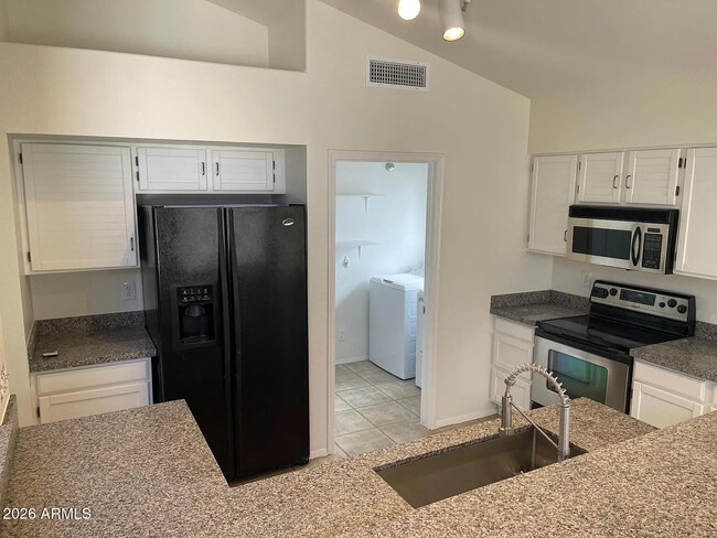 Building Photo - 5125 E Fellars Dr
