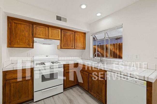 Building Photo - 8242 Scrub Oak Way