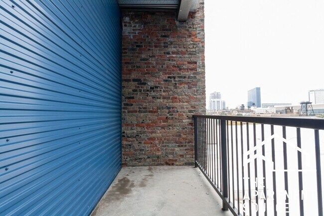 Building Photo - South Loop 3 bed 2 bath -- Updated Kitchen...