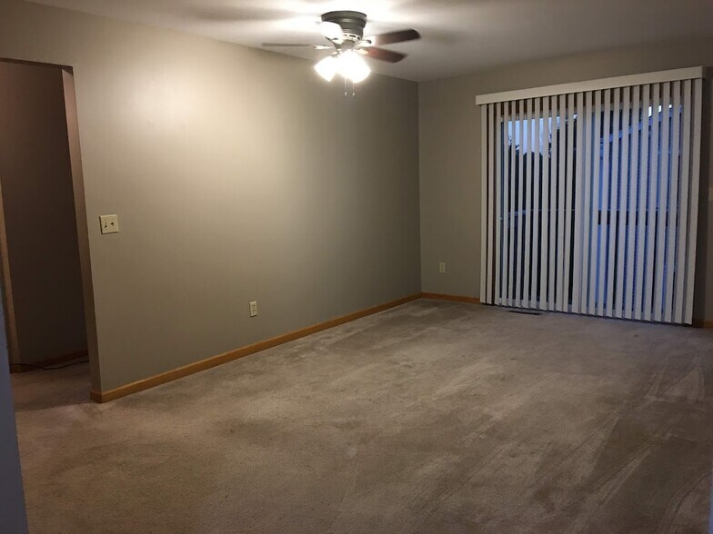 Living Room Area w/ 2nd balcony - 2042 Cliff Alex Ct S