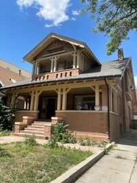 Building Photo - Stunning Avenues Home!