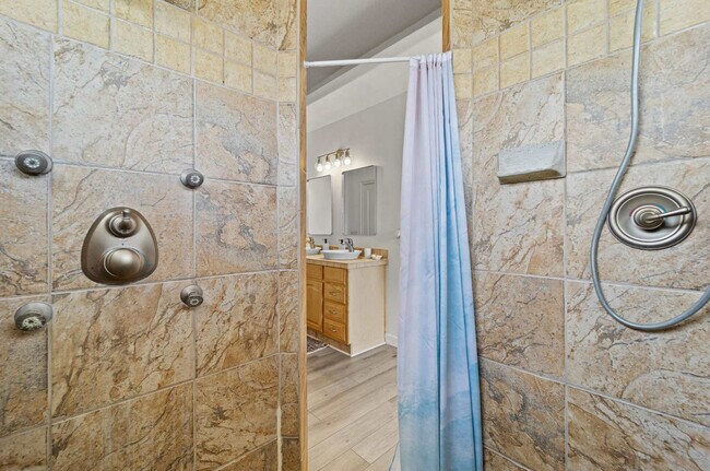 Building Photo - 42 Moody Dr