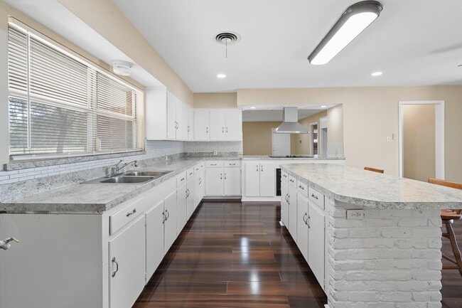 Building Photo - 10645 Oak Brook Dr