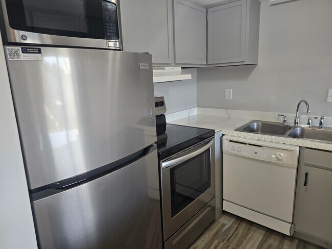 Building Photo - 308 Miracle Strip Pkwy SW