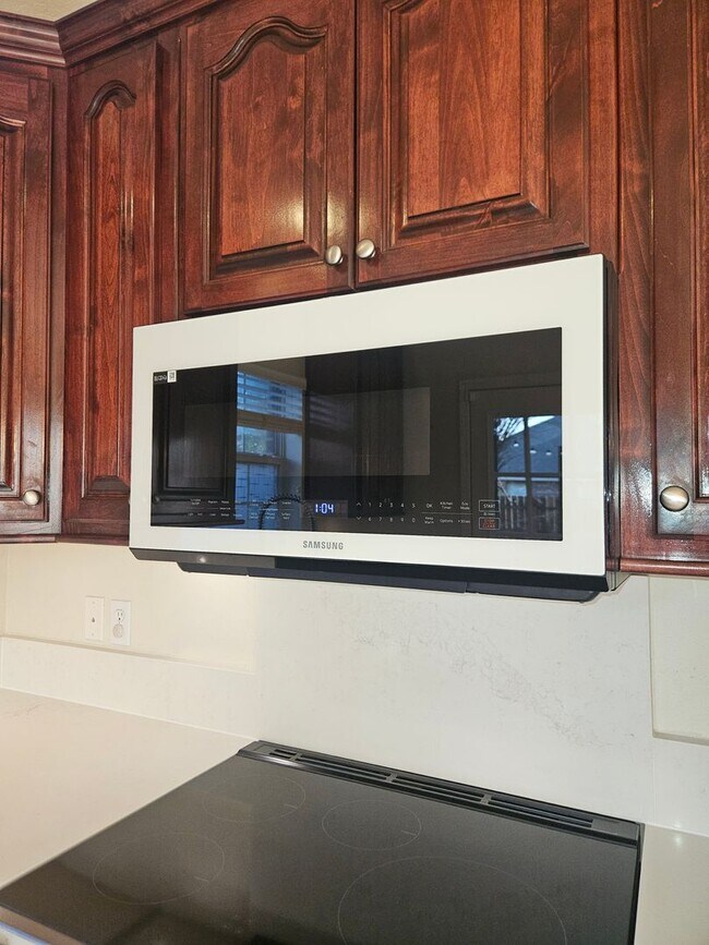 Building Photo - Stunning Executive Custom Built Home with Elite Appliances