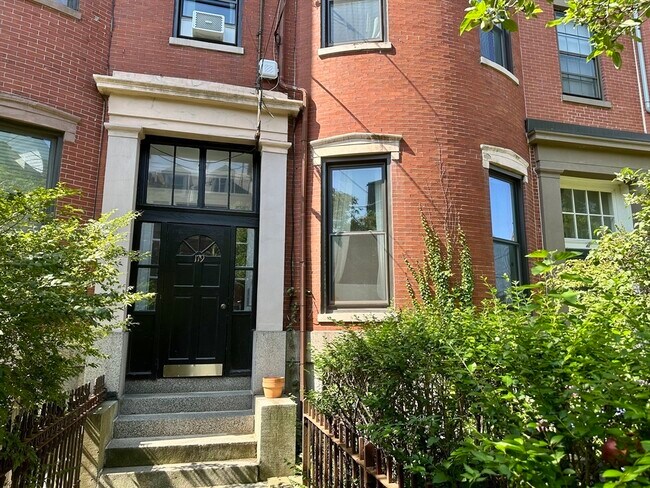 Building Photo - 179 Webster St