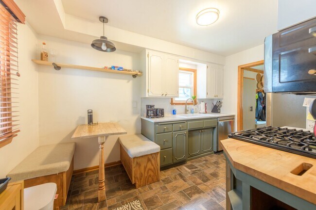 Building Photo - awesome 2 bed 1 bath Pet Friendly in Minneapolis Available for Lease