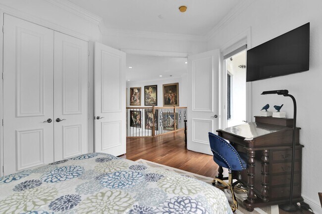 Building Photo - 10703 Versailles Blvd