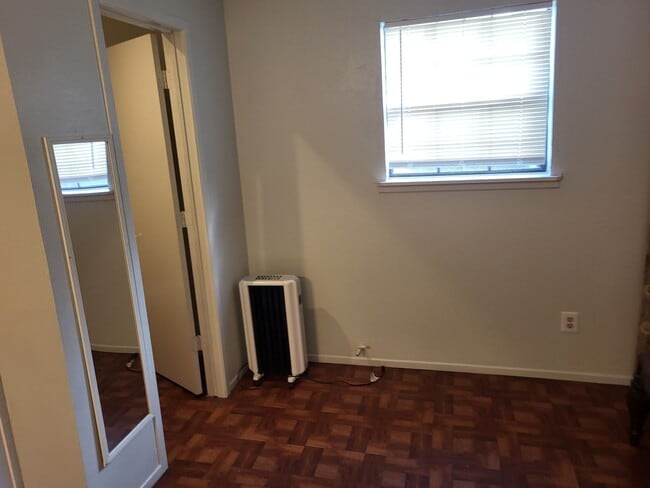 Building Photo - Garage Apartment