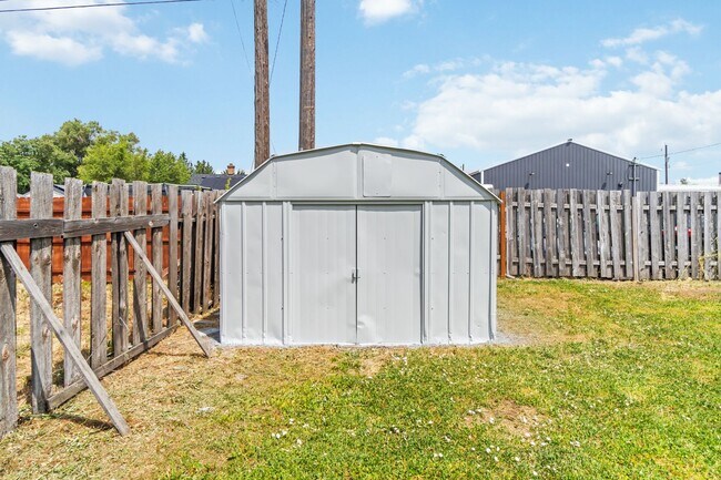 Building Photo - 2 Bed 1 Bath Single Family Home in Spokane...