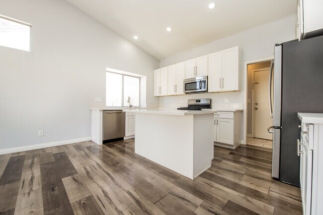 Building Photo - 704 Colonnade Row Dr