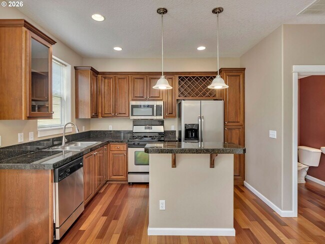 Building Photo - Spacious Living in a Modern Townhome