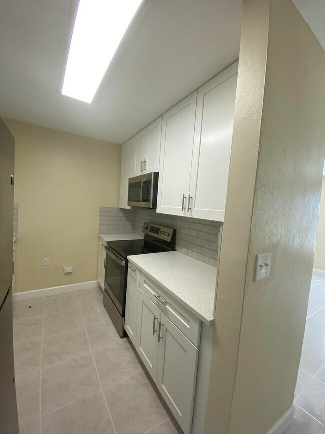 Building Photo - Beautiful 3-bedroom home located in Delray...