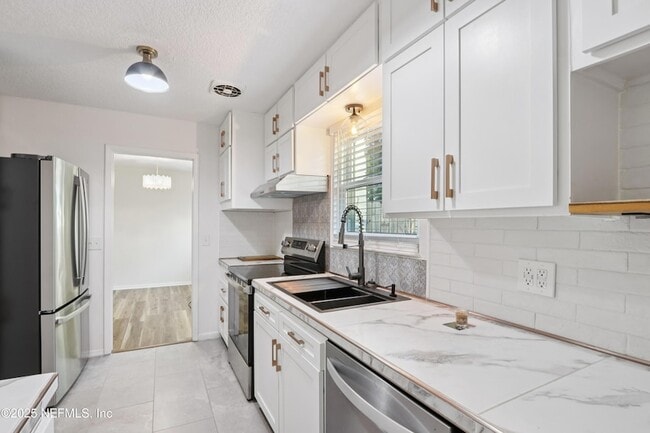 Building Photo - 409 Sailfish Dr E