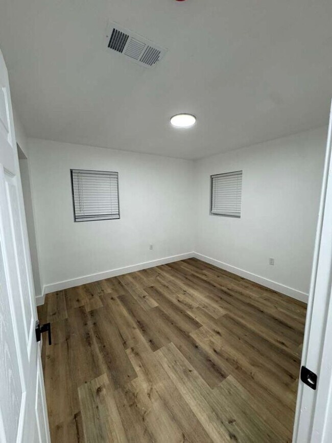 Building Photo - BEAUTIFUL HOME IN WEST ORANGE. MOVE IN READY!.