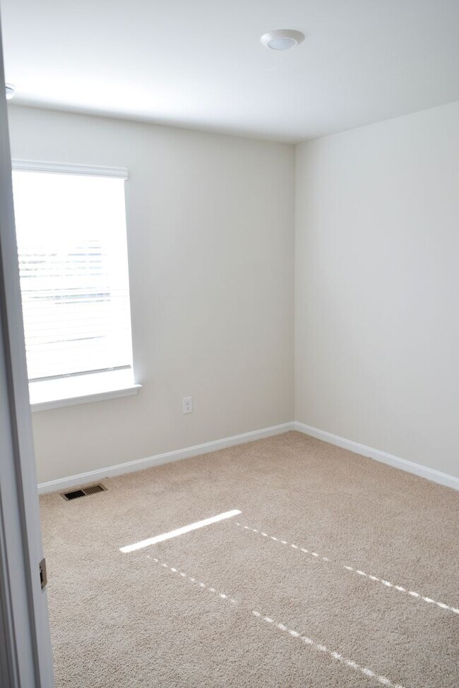 Building Photo - Stunning NEW Townhouse in Heritage Trace!