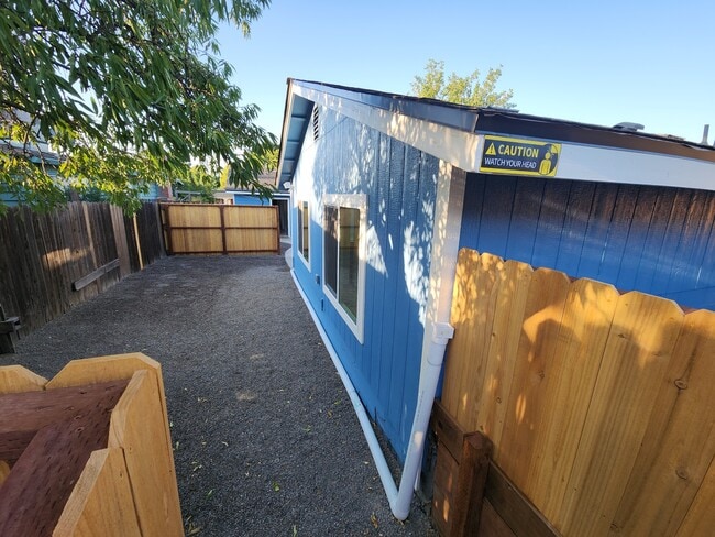 Building Photo - 1530 Aloha St