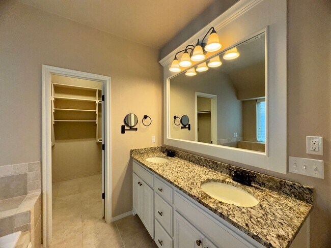 Building Photo - 3 Bed 2 Bath in Edmond!