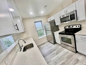 Building Photo - 67 Lake St