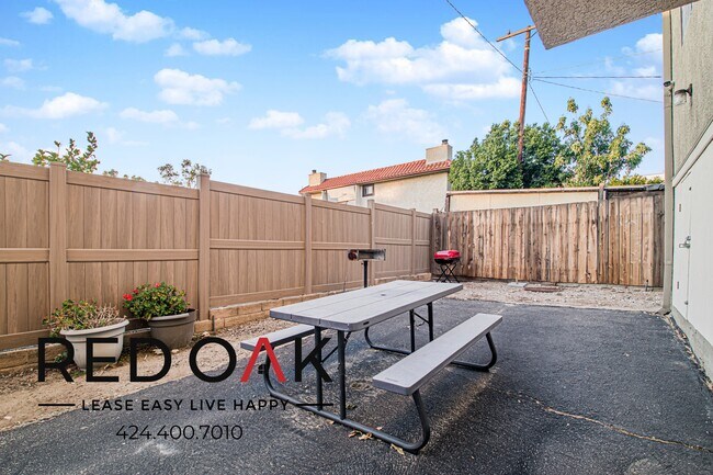 Building Photo - 10133 Pinewood Ave