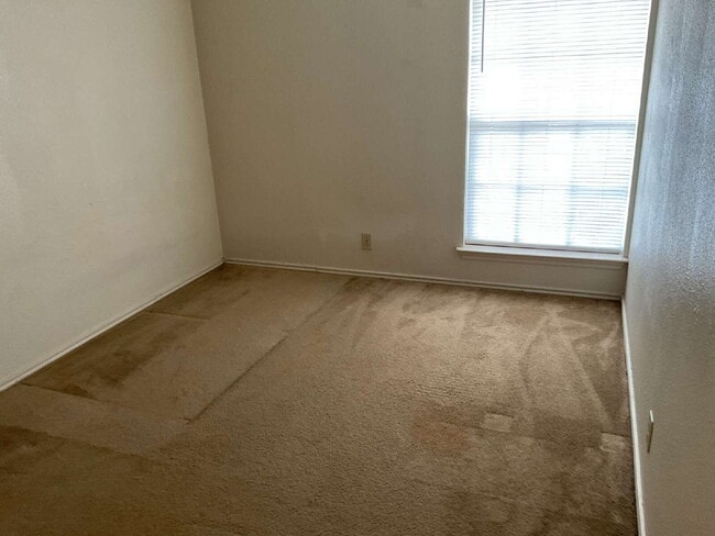 Building Photo - Beautiful Townhome in nice neighborhood - ...