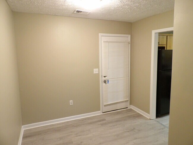 Building Photo - 244 Meadowview Dr