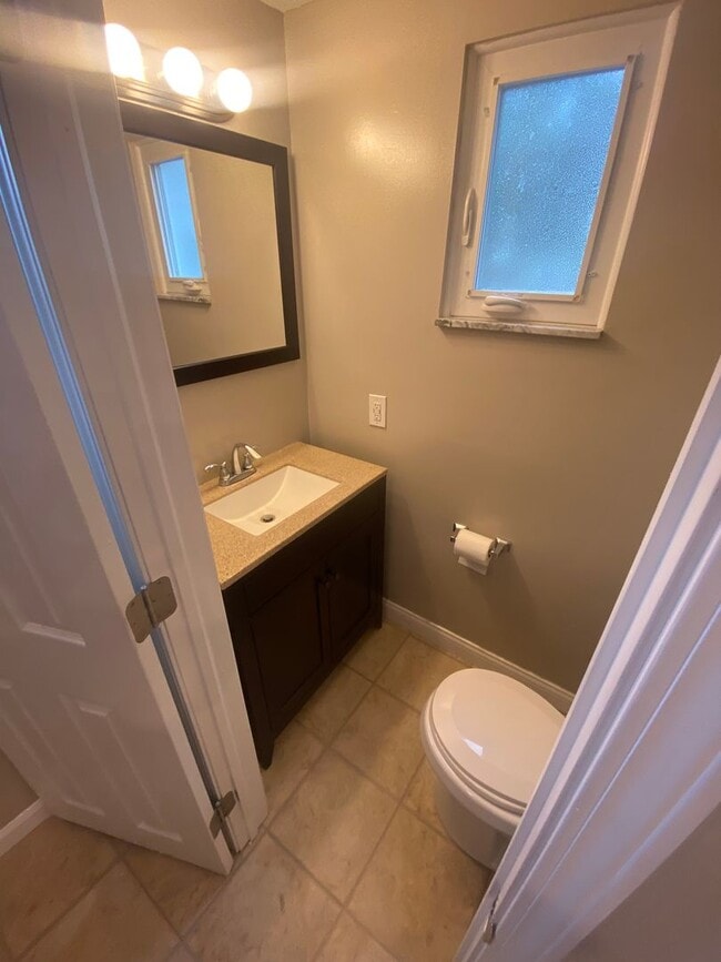 Building Photo - 4 Bedroom- Grandview