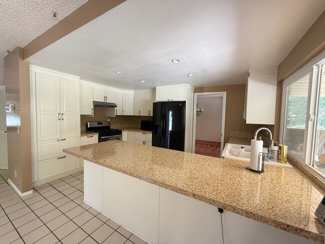 Building Photo - BEAUTIFUL 4 BEDROOM 3 BATH HOME