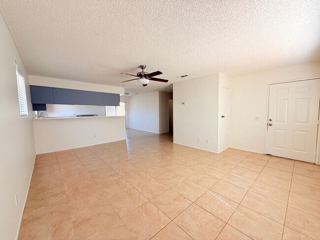 Building Photo - AVAILABLE NOW!!! 2 Bed 2 Bath Upstairs Apa...