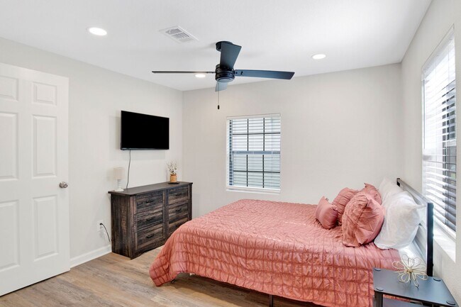 Building Photo - Downtown Pensacola Home For Rent