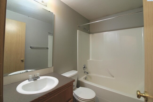 Building Photo - 3 Bed, 2.5 Bath House in West Pasco