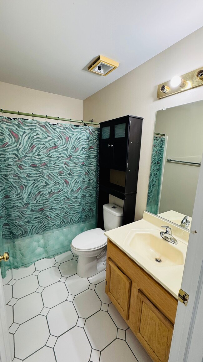 Building Photo - 775 Hoover Dr