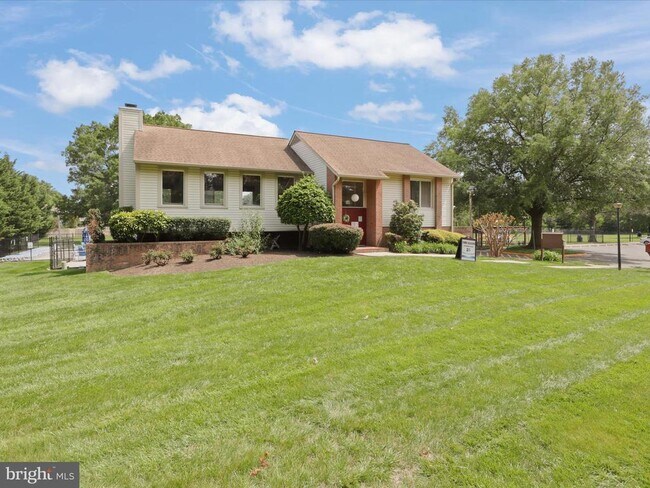 Building Photo - 1518 Summerset Pl